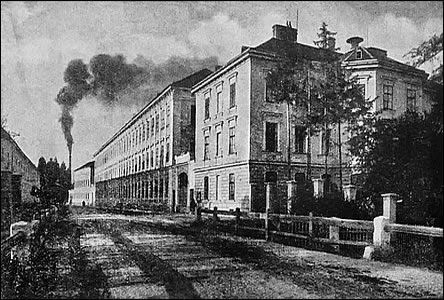 Ulice Bratislavská a tabáková továrna ped rokem 1936.